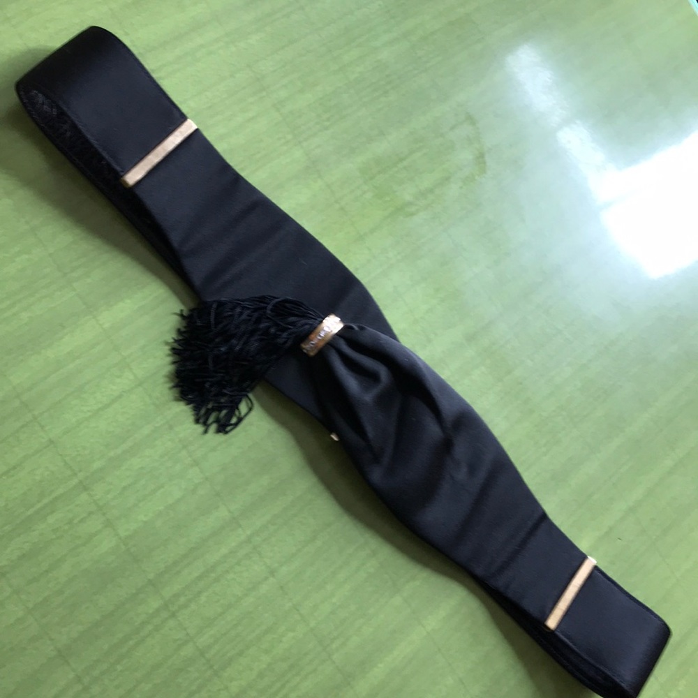 Charles Jourdan 1980’s vintage 18” belt. Tassled.